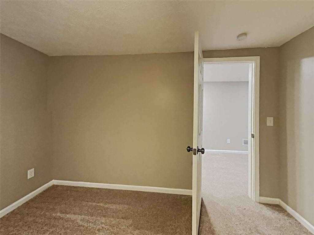 3 bedroom, 2 bathroom, 1,920 sq ft single family residence for sale at 5665 Lakeview Court, Gainesville, GA 30506 — photo 4