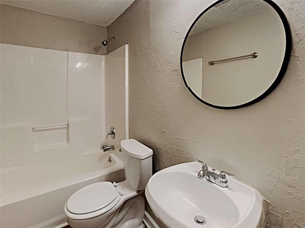 3 bedroom, 2 bathroom, 1,920 sq ft single family residence for sale at 5665 Lakeview Court, Gainesville, GA 30506 — photo 5