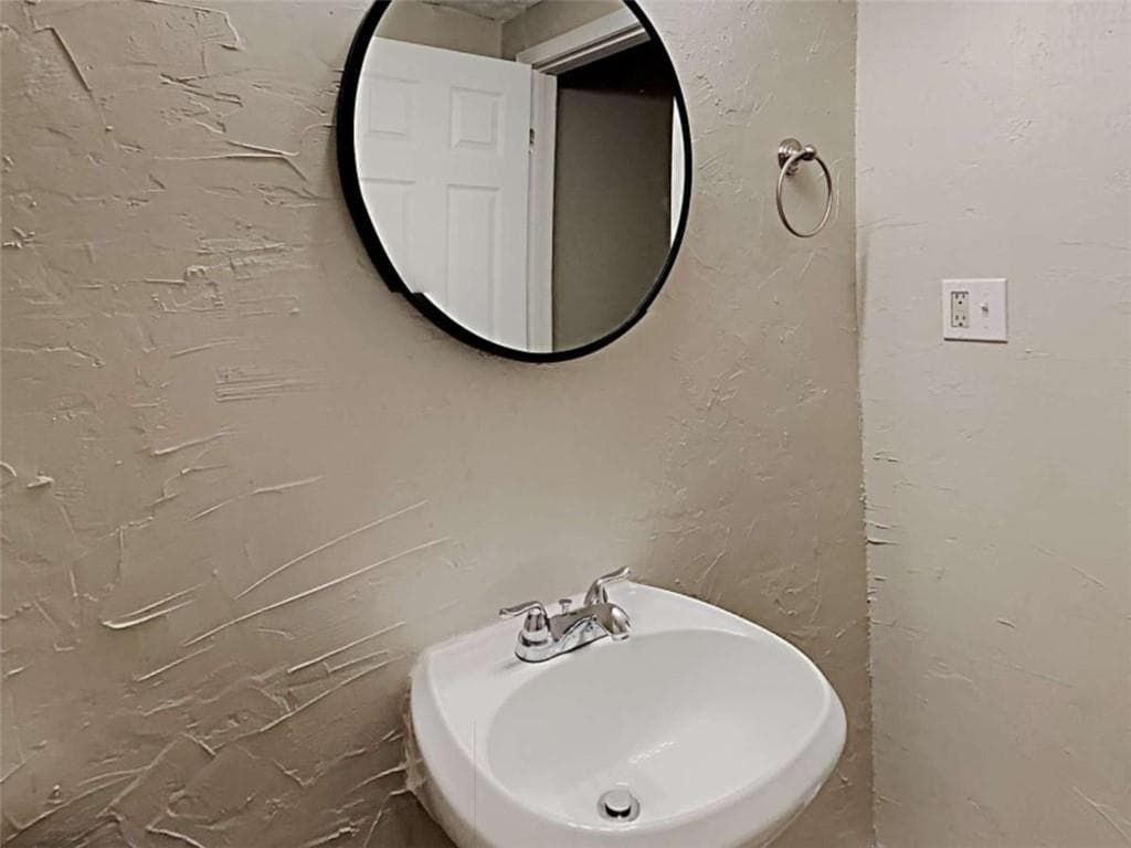 3 bedroom, 2 bathroom, 1,920 sq ft single family residence for sale at 5665 Lakeview Court, Gainesville, GA 30506 — photo 7