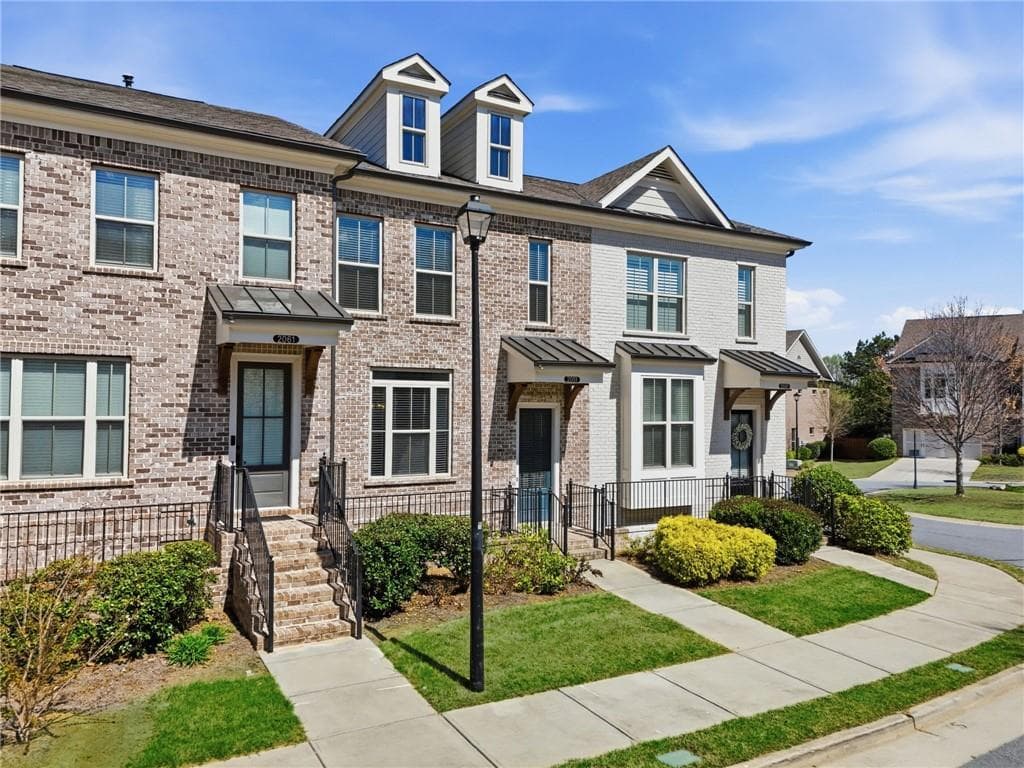 3 bedroom, 4 bathroom, 2,150 sq ft townhouse for sale at 2051 Glenview Park Circle, Duluth, GA 30097 — photo 1 of 50