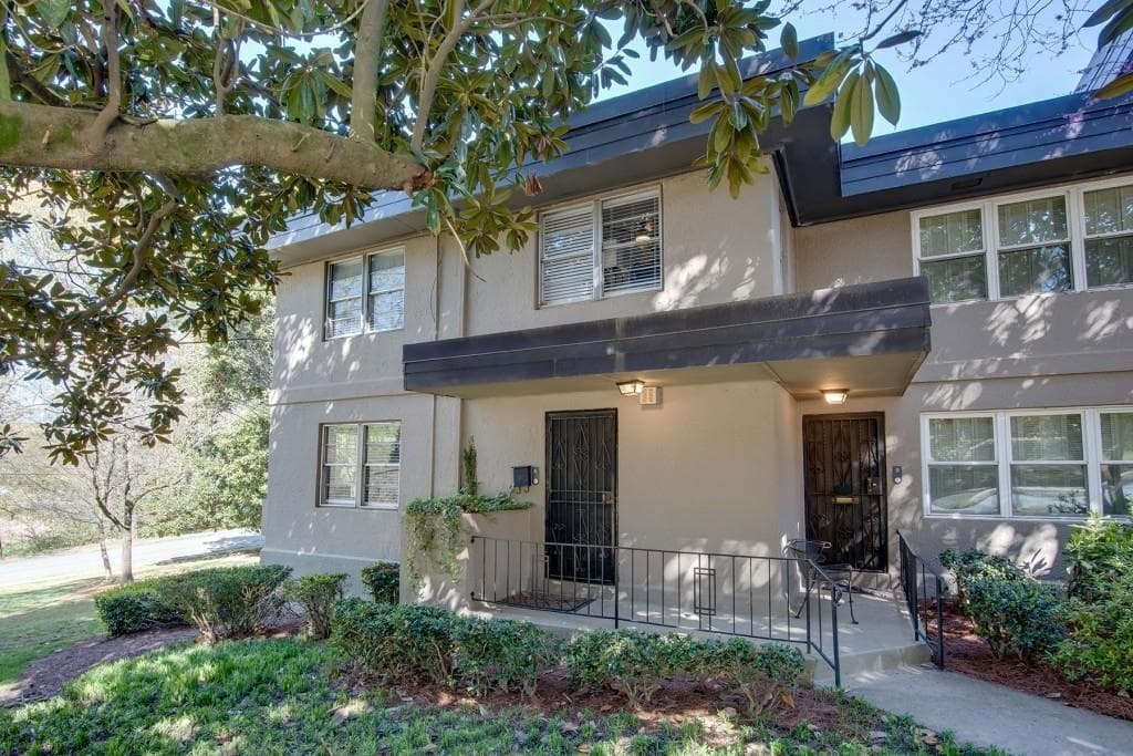 3 bedroom, 3 bathroom, 1,426 sq ft condominium sold at 270 Lakemoore Drive A, Atlanta, GA 30342