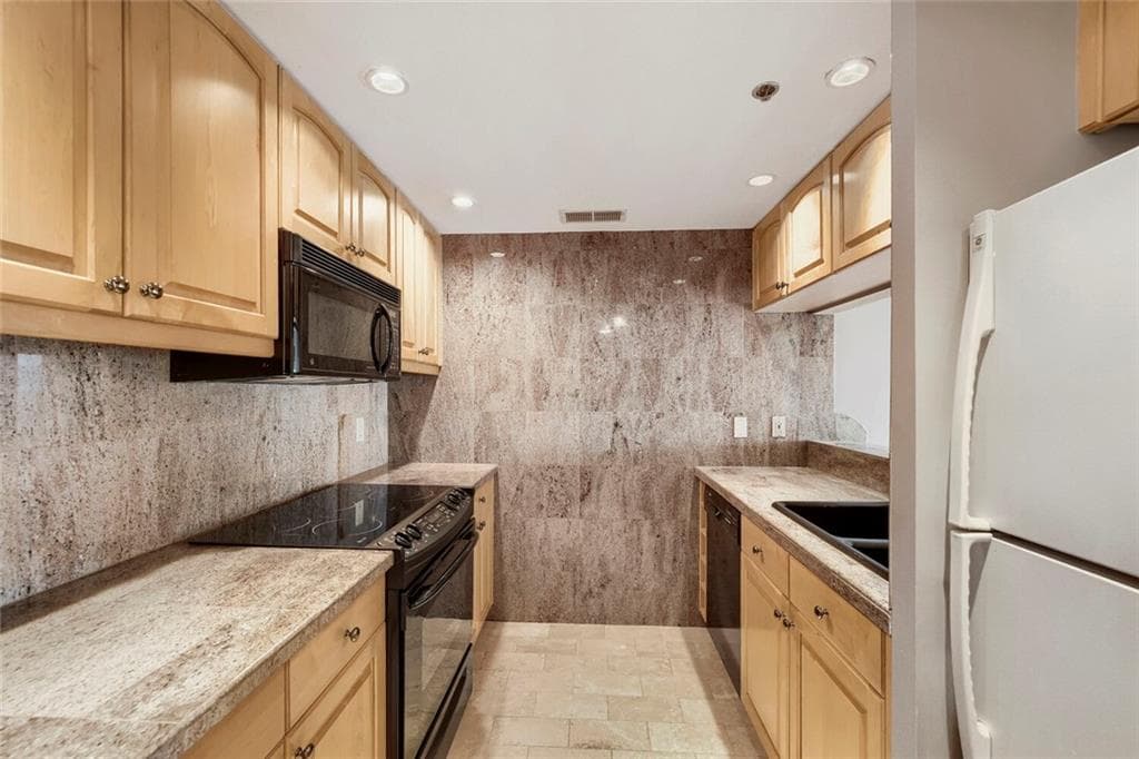 1 bedroom, 1 bathroom, 750 sq ft condominium for sale at 3481 Lakeside Drive 2905, Atlanta, GA 30326 — photo 2