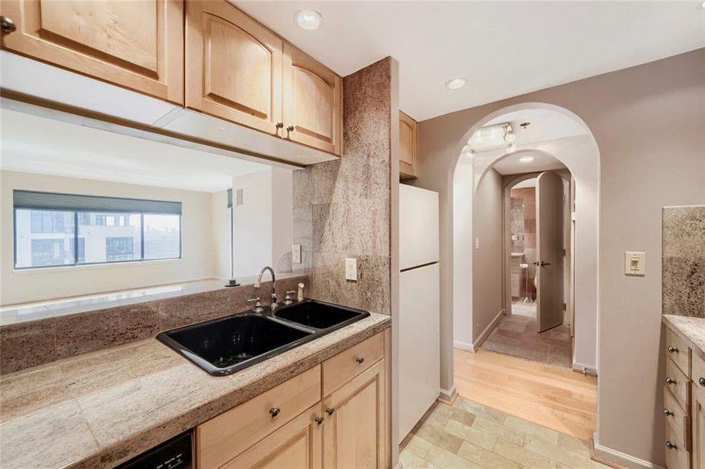 1 bedroom, 1 bathroom, 750 sq ft condominium for sale at 3481 Lakeside Drive 2905, Atlanta, GA 30326 — photo 3