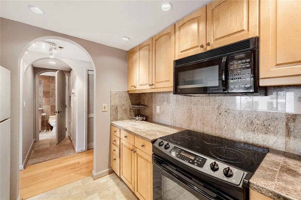 1 bedroom, 1 bathroom, 750 sq ft condominium for sale at 3481 Lakeside Drive 2905, Atlanta, GA 30326 — photo 4