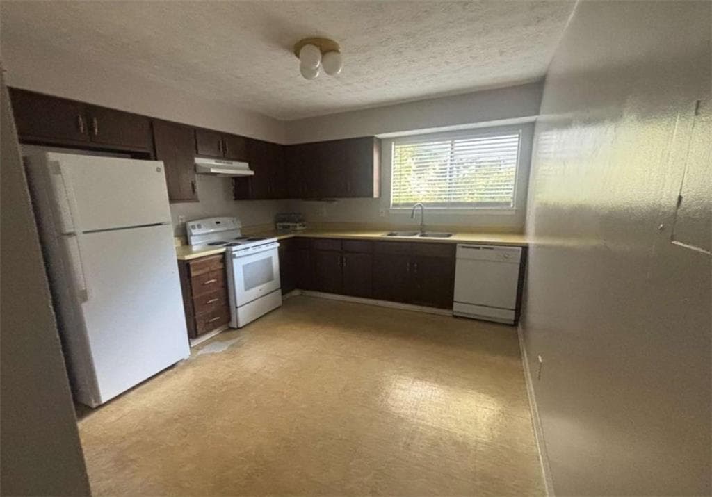 3 bedroom, 2 bathroom, 1,392 sq ft condominium for sale at 8569 Creekwood Way, Jonesboro, GA 30238 — photo 2