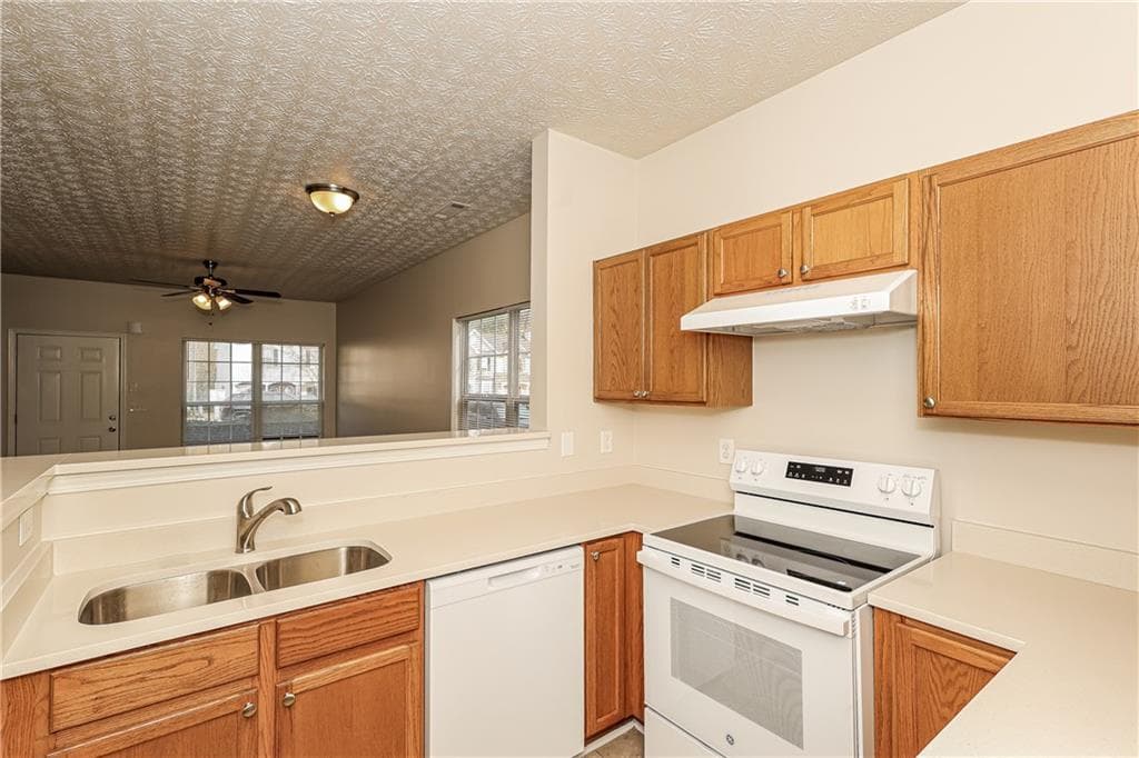 2 bedroom, 3 bathroom, 1,024 sq ft townhouse for sale at 6117 Camden Forrest Cove, Riverdale, GA 30296 — photo 9