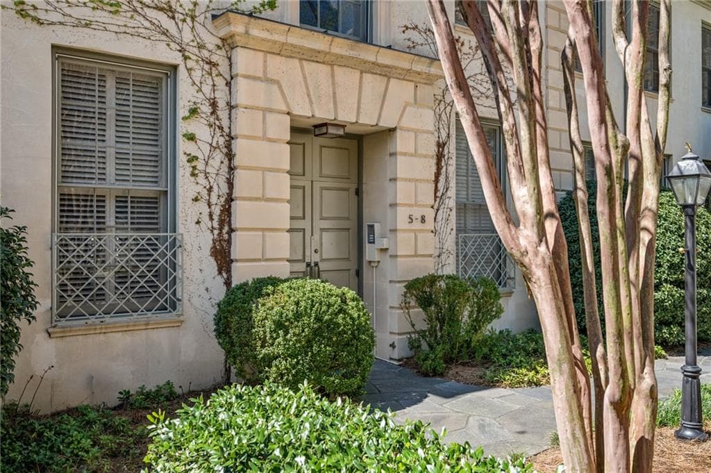 2 bedroom, 2 bathroom, 1,487 sq ft condominium for sale at 31 Muscogee Avenue 6, Atlanta, GA 30305 — photo 1 of 23