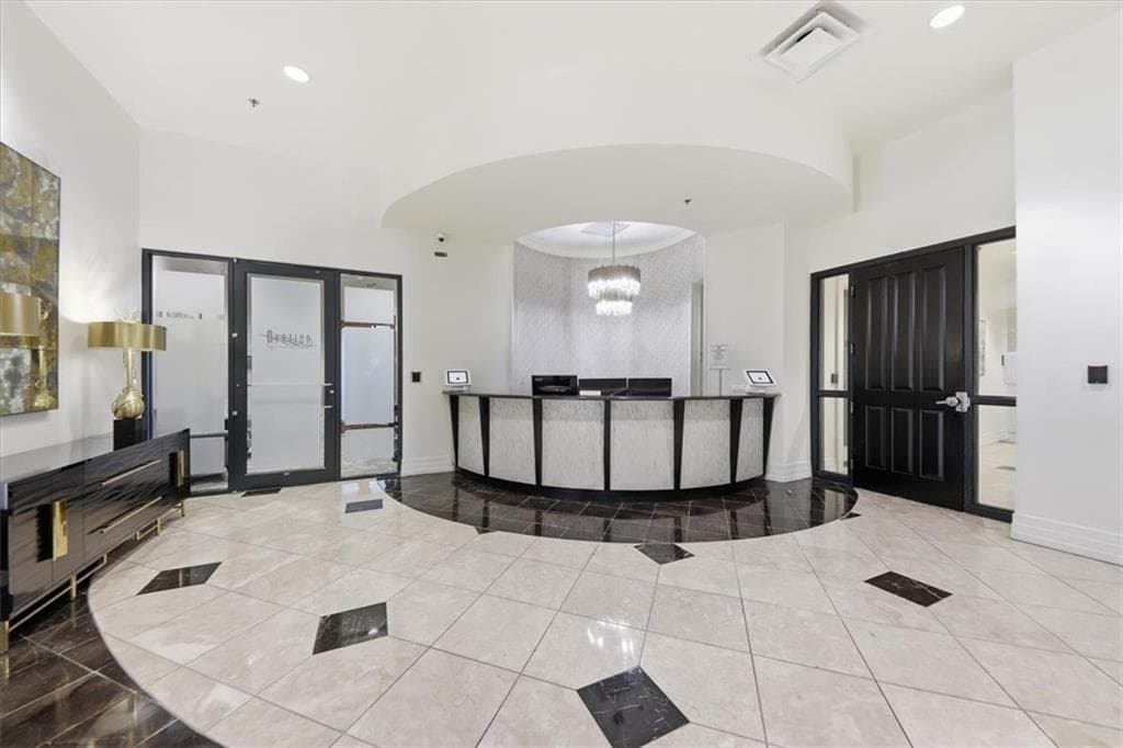 1 bedroom, 1 bathroom, 800 sq ft condominium for sale at 3040 Peachtree Road 1514, Atlanta, GA 30305 — photo 2
