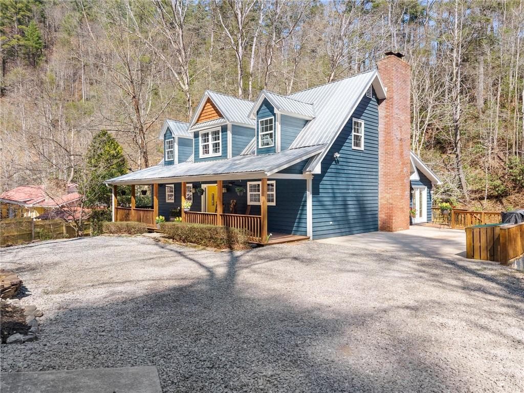4 bedroom, 5 bathroom, 2,052 sq ft single family residence for sale at 7880 Hiawassee Wilderness Trail, Hiawassee, GA 30546 — photo 4