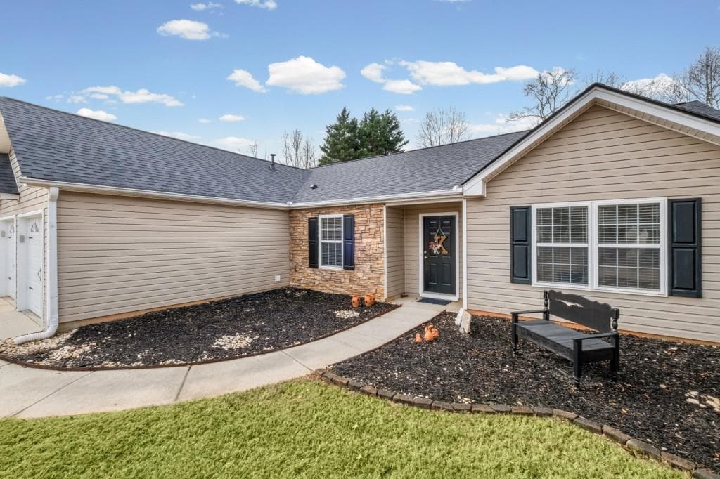 3 bedroom, 2 bathroom, 1,600 sq ft single family residence under contract at 5035 Teal Trail, Cumming, GA 30028 — photo 2