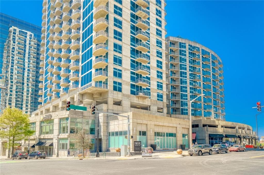 1 bedroom, 1 bathroom, 743 sq ft condominium sold at 400 W Peachtree Street 2615, Atlanta, GA 30308