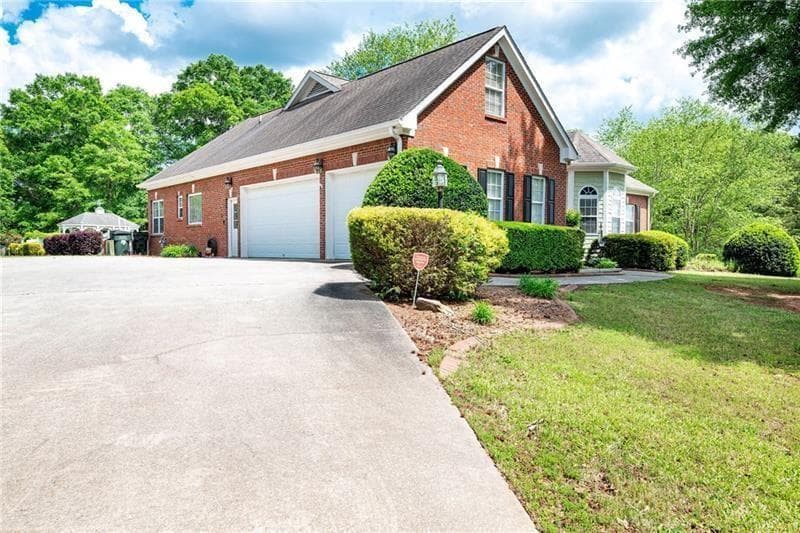 4 bedroom, 4 bathroom, 2,360 sq ft single family residence for sale at 1510 Pecan Plantation Court, Loganville, GA 30052 — photo 3