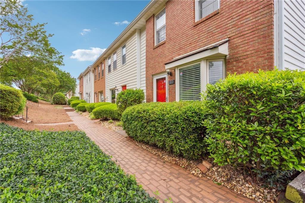 2 bedroom, 3 bathroom, 1,252 sq ft townhouse for rent at 102 Holcomb Ferry Road, Roswell, GA 30076 for $1,900 a month — photo 2