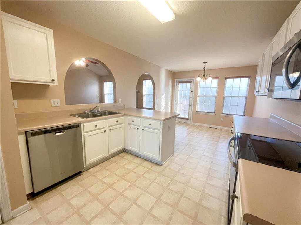 4 bedroom, 3 bathroom, 2,588 sq ft single family residence for sale at 3062 Crest Ridge Circle, Marietta, GA 30060 — photo 2