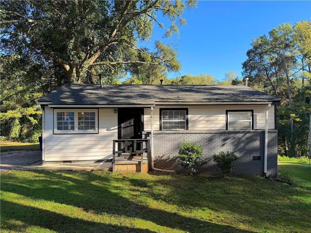 3 bedroom, 1 bathroom, 875 sq ft single family residence for sale at 2621 Abner Place, Atlanta, GA 30318 — photo 1 of 21