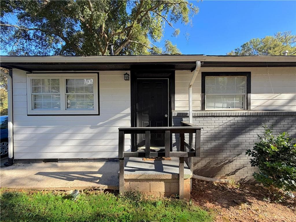 3 bedroom, 1 bathroom, 875 sq ft single family residence for sale at 2621 Abner Place, Atlanta, GA 30318 — photo 2
