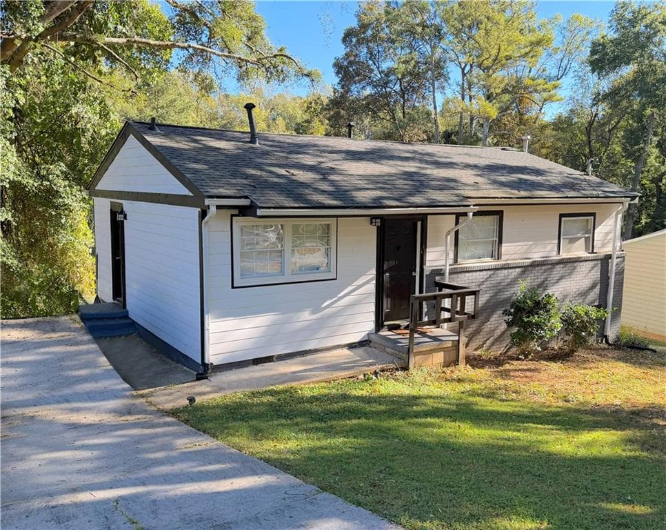 3 bedroom, 1 bathroom, 875 sq ft single family residence for sale at 2621 Abner Place, Atlanta, GA 30318 — photo 3