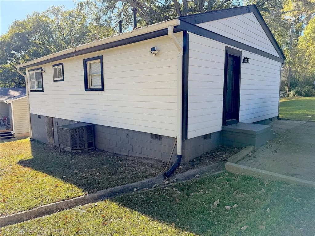 3 bedroom, 1 bathroom, 875 sq ft single family residence for sale at 2621 Abner Place, Atlanta, GA 30318 — photo 6