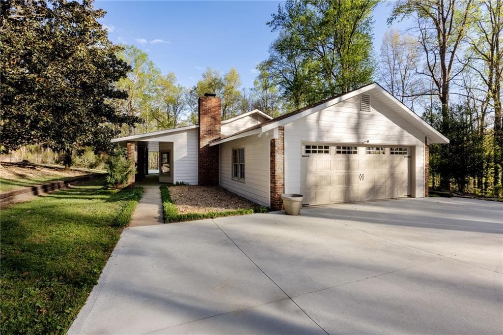 3 bedroom, 2 bathroom, 2,290 sq ft single family residence for sale at 143 Swanson Road, Fayetteville, GA 30214 — photo 3