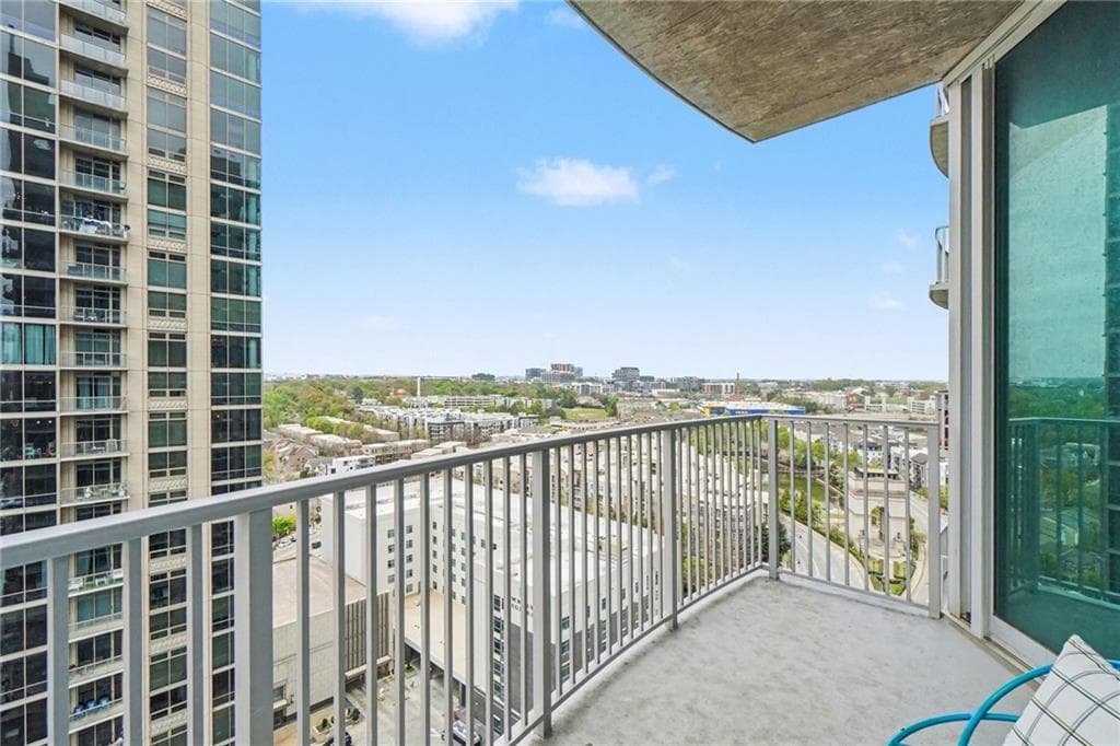 2 bedroom, 2 bathroom, 1,045 sq ft condominium for sale at 361 17th Street 1603, Atlanta, GA 30363 — photo 4