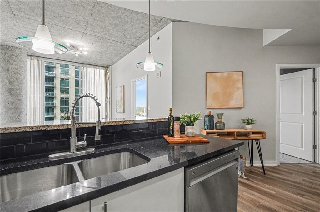 2 bedroom, 2 bathroom, 1,045 sq ft condominium for sale at 361 17th Street 1603, Atlanta, GA 30363 — photo 9