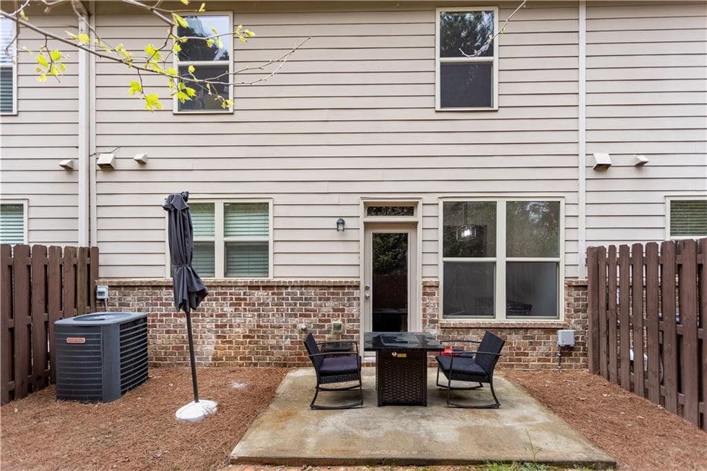 3 bedroom, 3 bathroom, 1,903 sq ft townhouse for sale at 933 Spicy Oak Drive, Lawrenceville, GA 30044 — photo 2