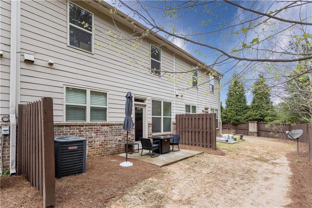 3 bedroom, 3 bathroom, 1,903 sq ft townhouse for sale at 933 Spicy Oak Drive, Lawrenceville, GA 30044 — photo 3