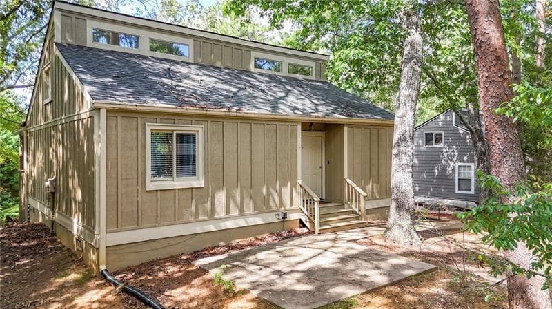 2 bedroom, 2 bathroom, 1,152 sq ft single family residence for sale at 137 NARROWS Loop, Waleska, GA 30183
