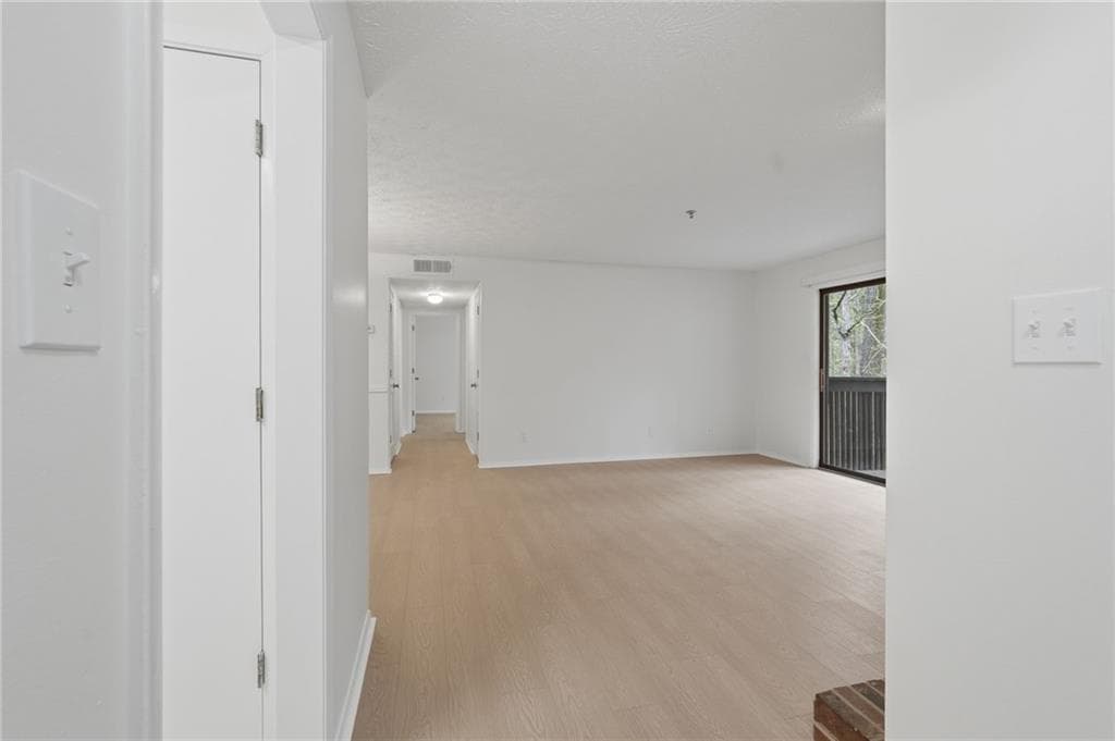2 bedroom, 1 bathroom, 1,109 sq ft condominium under contract at 2408 Cumberland Court 2408, Smyrna, GA 30080 — photo 8