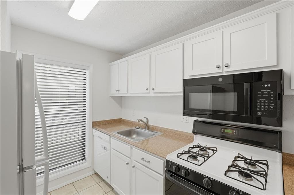 2 bedroom, 1 bathroom, 1,109 sq ft condominium under contract at 2408 Cumberland Court 2408, Smyrna, GA 30080 — photo 3