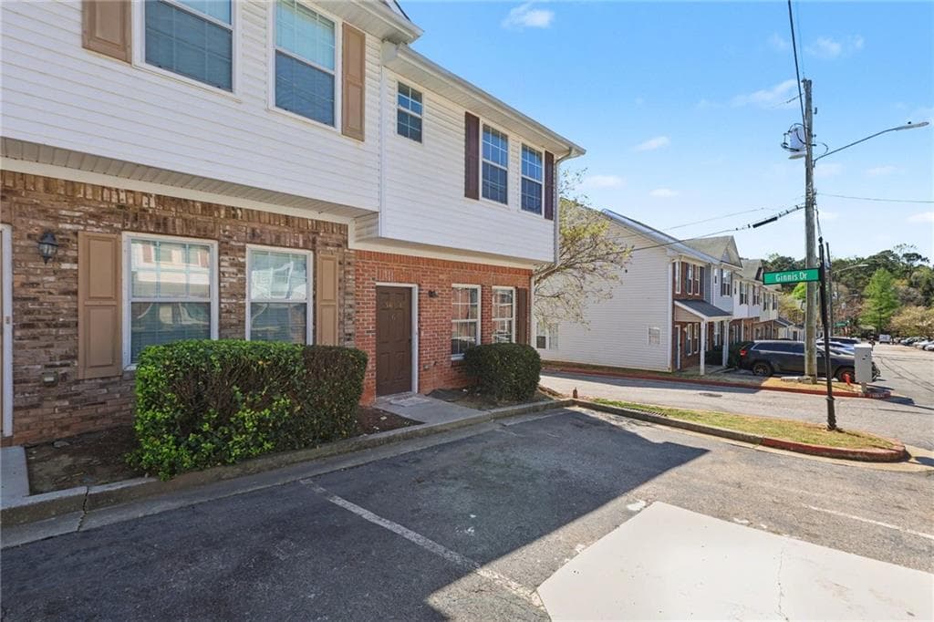 3 bedroom, 3 bathroom, 1,224 sq ft condominium under contract at 3604 Ginnis Road 6, Atlanta, GA 30331 — photo 3