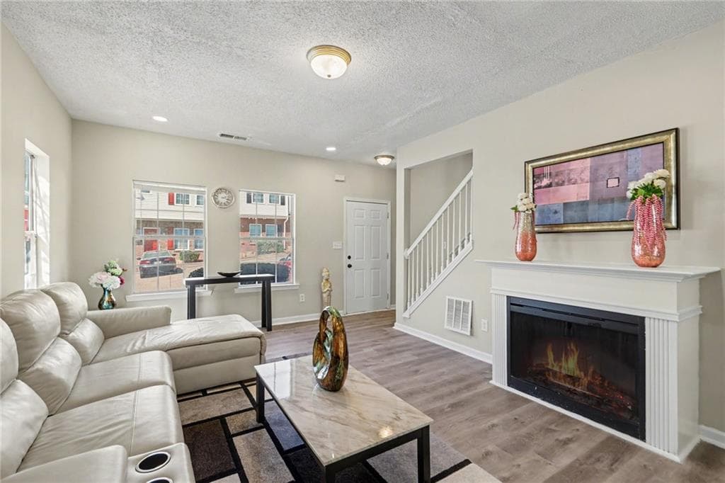 3 bedroom, 3 bathroom, 1,224 sq ft condominium under contract at 3604 Ginnis Road 6, Atlanta, GA 30331 — photo 4