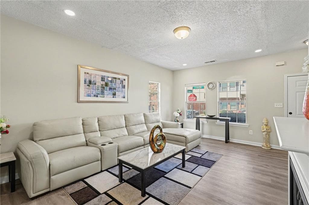 3 bedroom, 3 bathroom, 1,224 sq ft condominium under contract at 3604 Ginnis Road 6, Atlanta, GA 30331 — photo 6