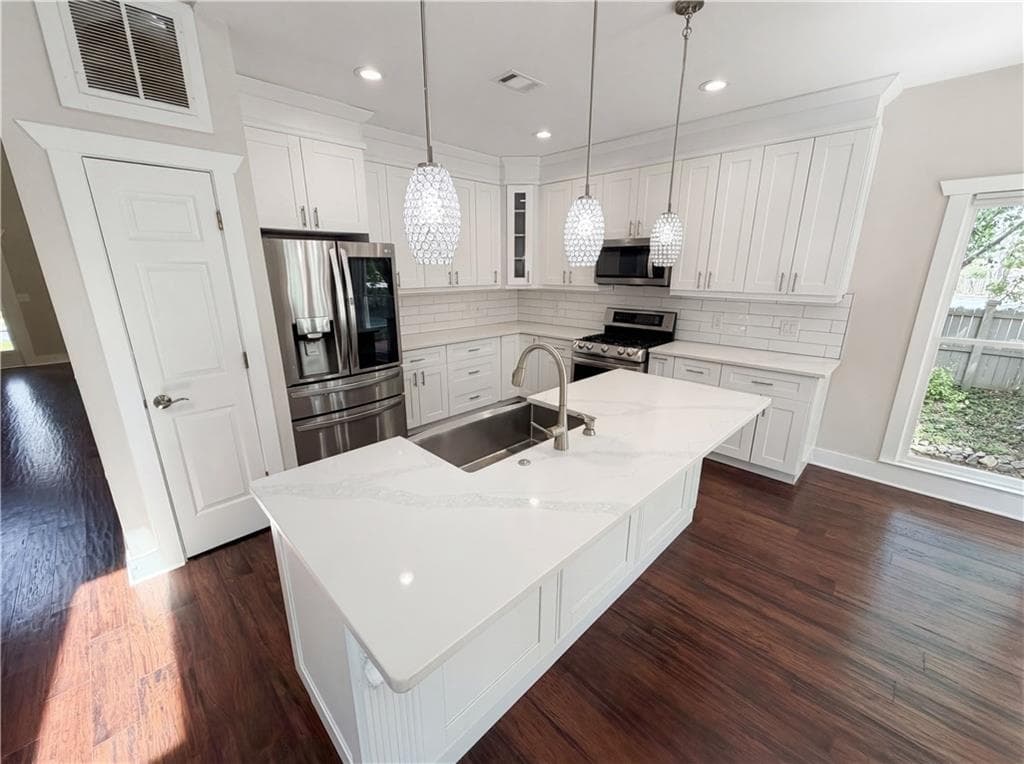 4 bedroom, 5 bathroom, 4,575 sq ft single family residence for sale at 4000 Amberley Lane, Marietta, GA 30062 — photo 2