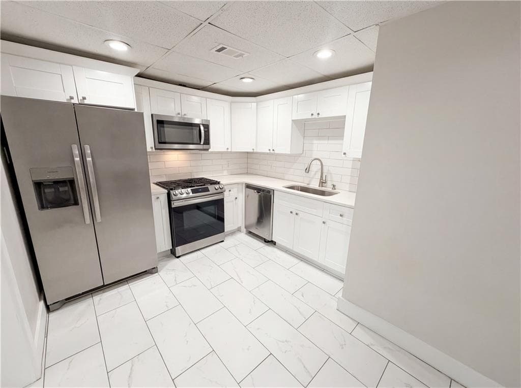 4 bedroom, 5 bathroom, 4,575 sq ft single family residence for sale at 4000 Amberley Lane, Marietta, GA 30062 — photo 8