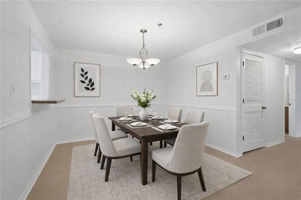 2 bedroom, 1 bathroom, 1,109 sq ft condominium under contract at 2408 Cumberland Court 2408, Smyrna, GA 30080 — photo 2