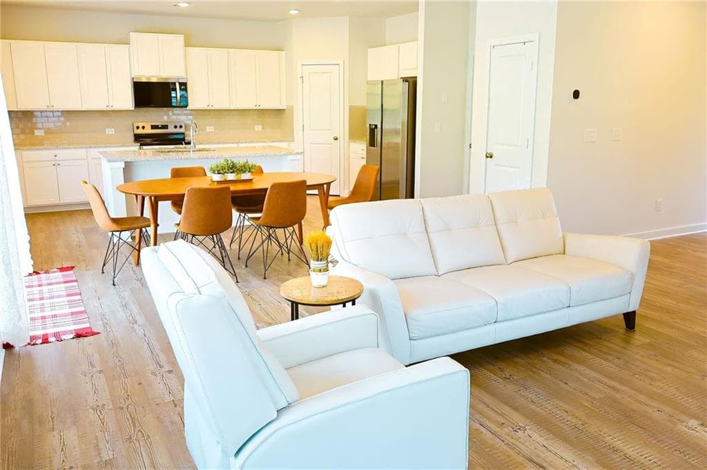 4 bedroom, 3 bathroom, 2,492 sq ft single family residence under contract at 5206 Mulberry Creek Way, Flowery Branch, GA 30542 — photo 5