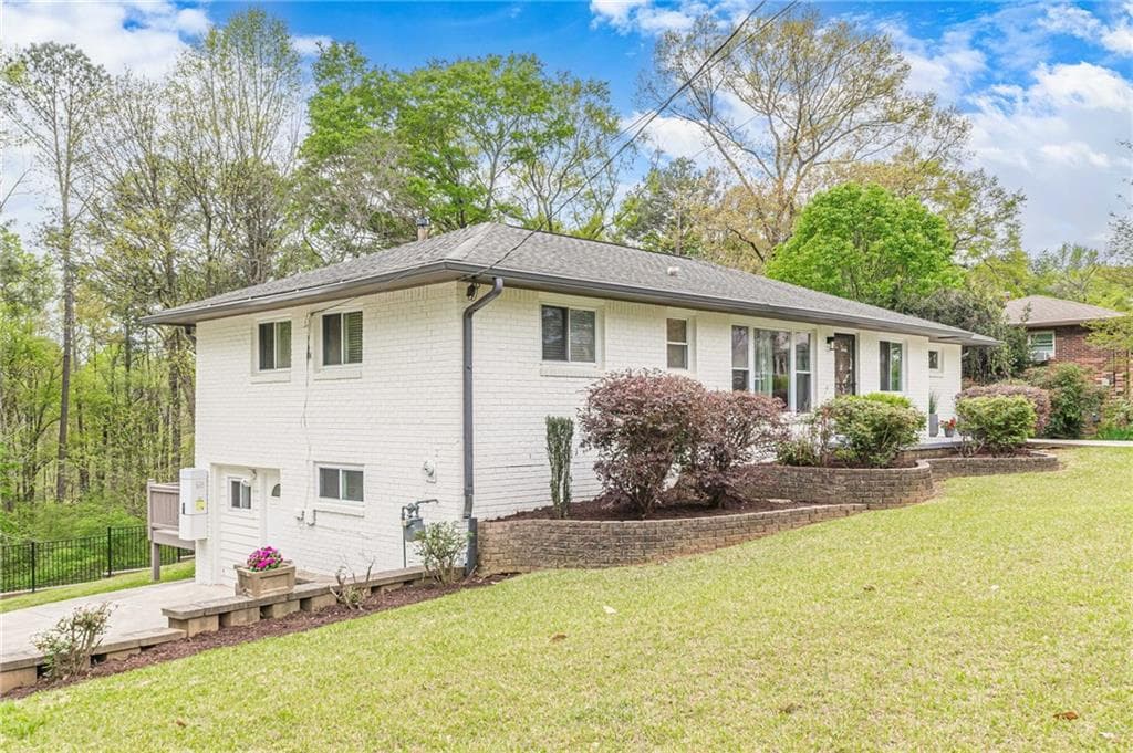 3 bedroom, 3 bathroom, 1,538 sq ft single family residence for sale at 2396 Elmwood Circle, Smyrna, GA 30080 — photo 4