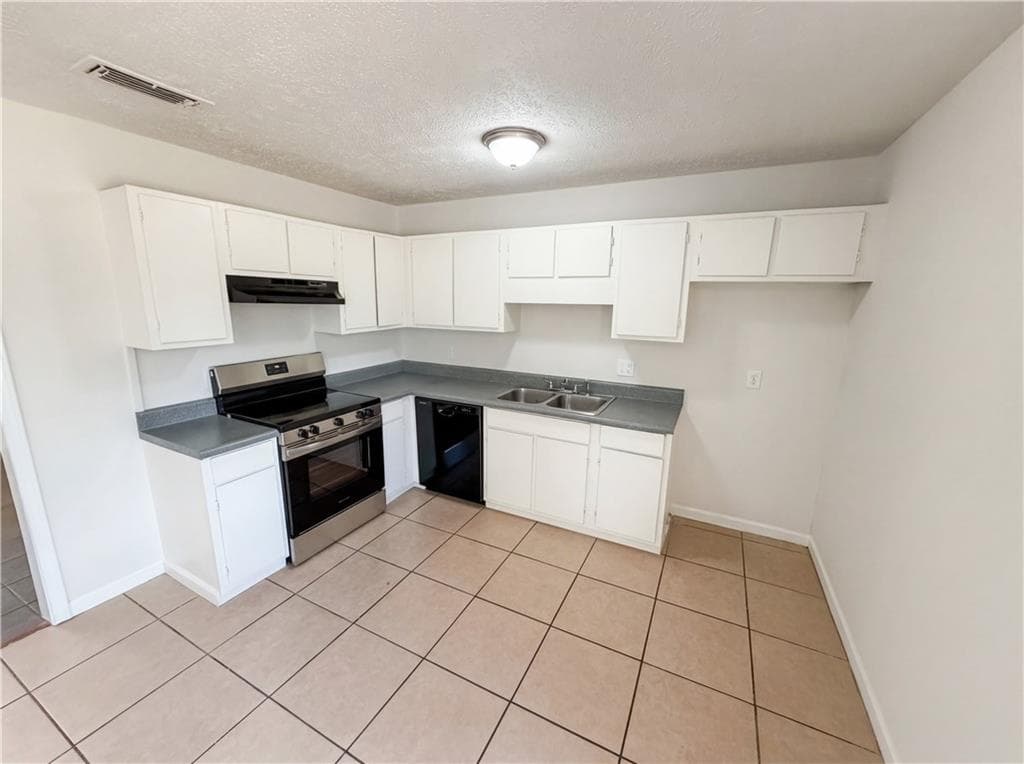 3 bedroom, 2 bathroom, 1,884 sq ft single family residence under contract at 2405 Eric Lane, Douglasville, GA 30135 — photo 2