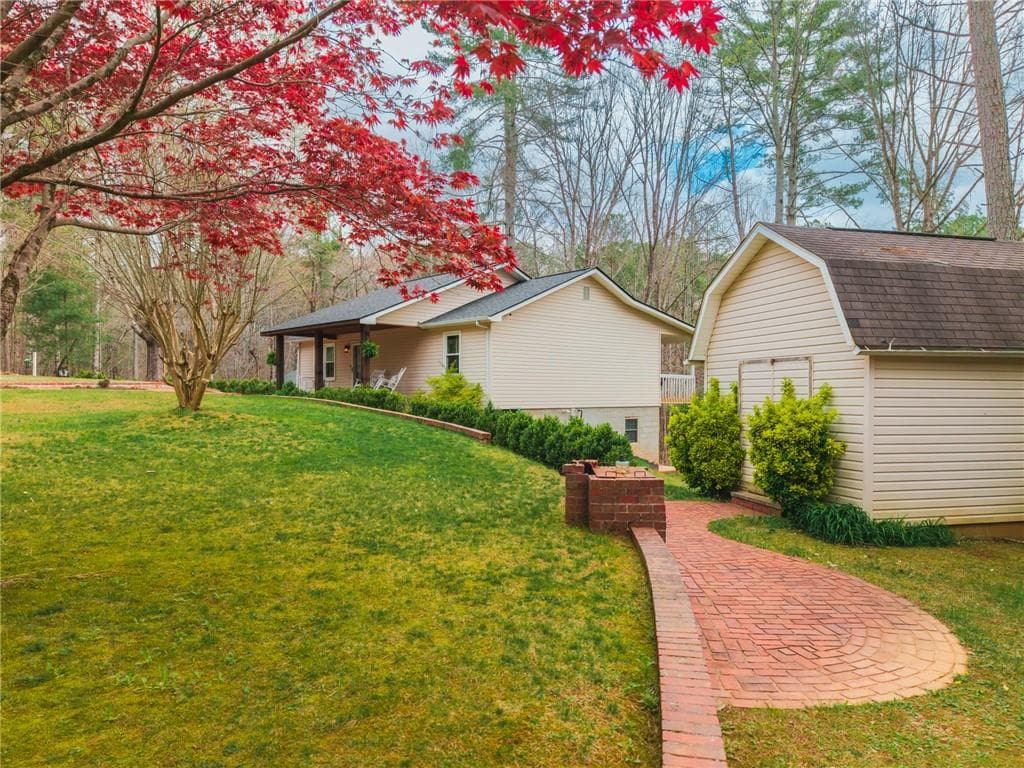 3 bedroom, 2 bathroom, 1,720 sq ft single family residence for sale at 365 Quarles Lane, Ellijay, GA 30540 — photo 3