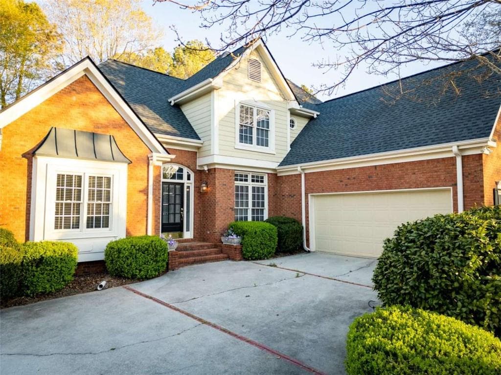 3 bedroom, 3 bathroom, 2,237 sq ft single family residence under contract at 8384 Fairway Drive, Covington, GA 30014 — photo 4