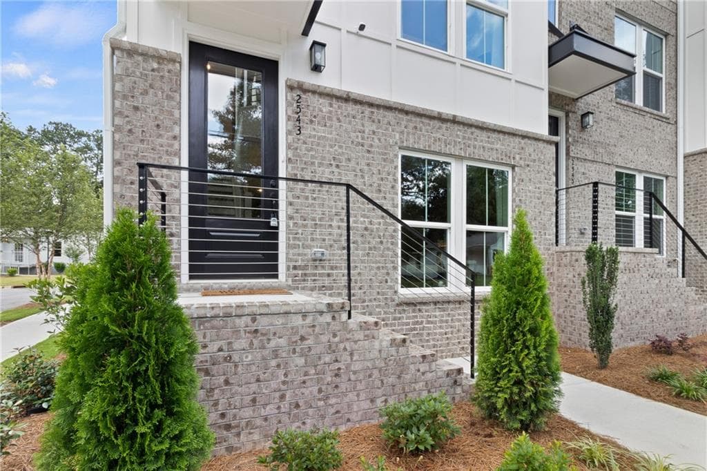 3 bedroom, 4 bathroom, 1,874 sq ft townhouse under contract at 1922 Rogers Court, Atlanta, GA 30318 — photo 2