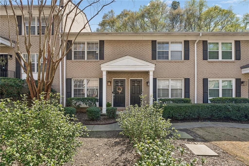 2 bedroom, 2 bathroom, 950 sq ft townhouse sold at 2232 Dunseath Avenue 206, Atlanta, GA 30318