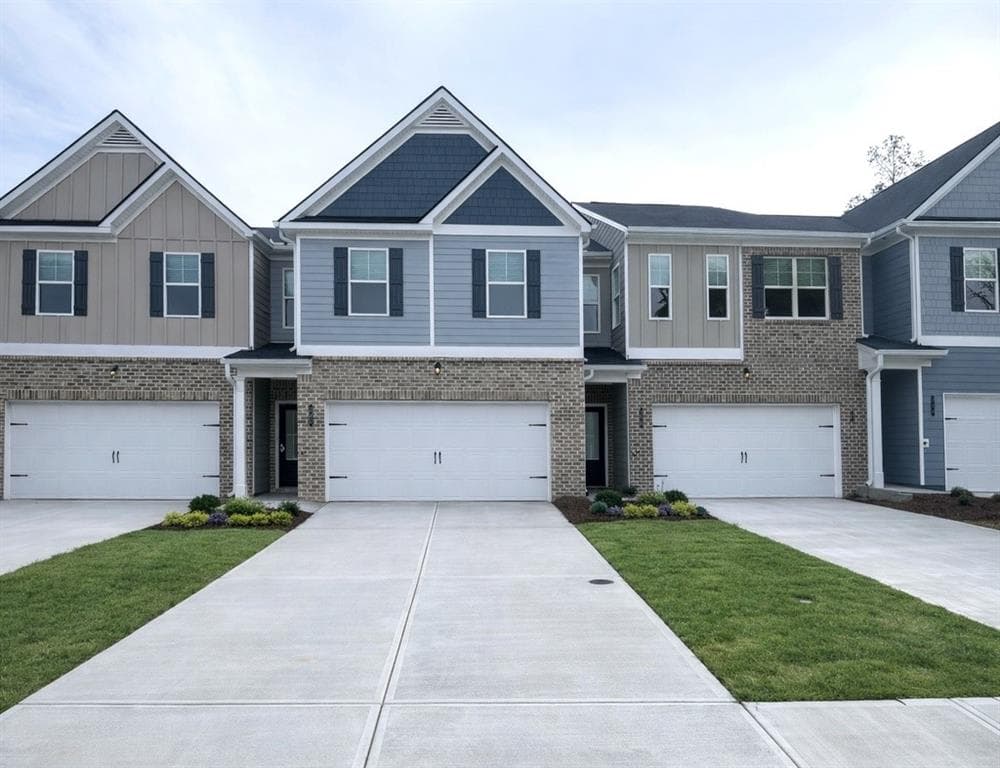 3 bedroom, 3 bathroom, 1,805 sq ft townhouse for sale at 6355 Warbler Court, Morrow, GA 30260 — photo 2
