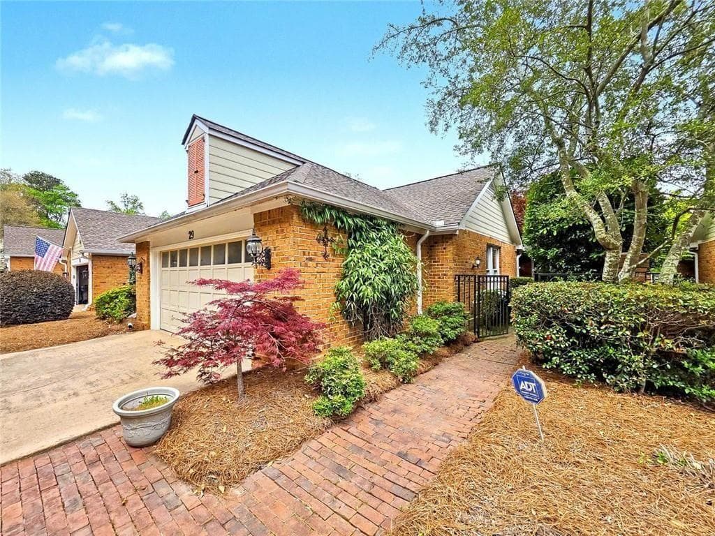 3 bedroom, 2 bathroom, 2,341 sq ft townhouse under contract at 29 Lake Villa Drive, Roswell, GA 30076 — photo 3