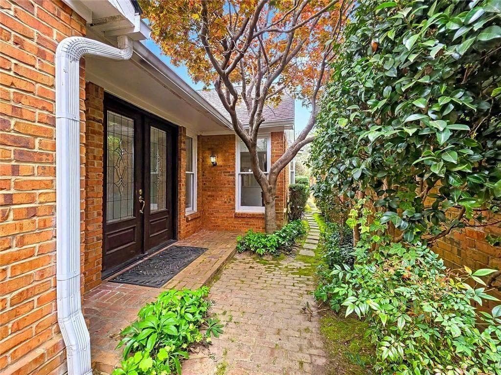 3 bedroom, 2 bathroom, 2,341 sq ft townhouse under contract at 29 Lake Villa Drive, Roswell, GA 30076 — photo 4