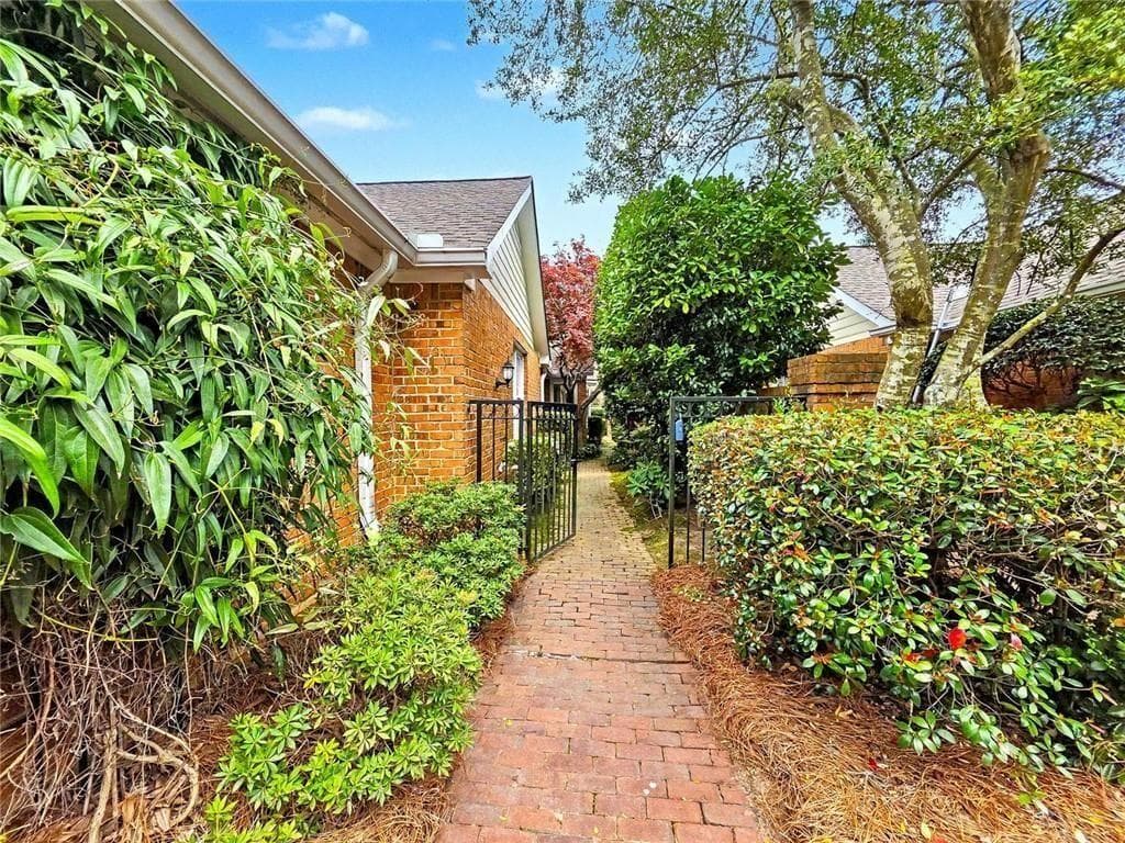 3 bedroom, 2 bathroom, 2,341 sq ft townhouse under contract at 29 Lake Villa Drive, Roswell, GA 30076 — photo 6