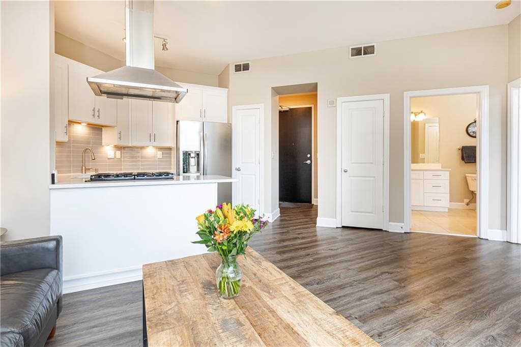 1 bedroom, 1 bathroom condominium sold at 2626 Peachtree Road 706, Atlanta, GA 30305
