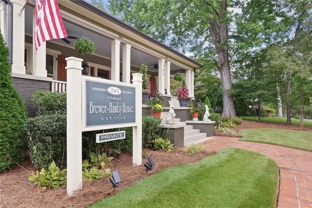 5 bedroom, 5 bathroom, 3,978 sq ft single family residence under contract at 745 Washington Street, Clarkesville, GA 30523 — photo 4