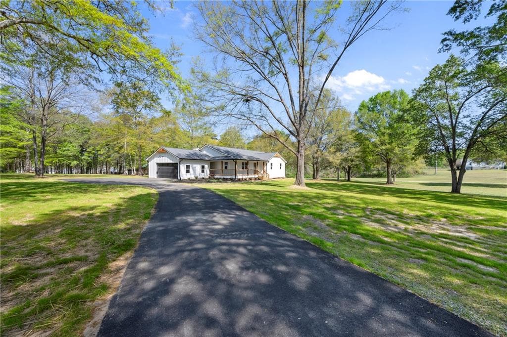 3 bedroom, 3 bathroom, 2,400 sq ft single family residence for sale at 401 Coleman Drive, Statham, GA 30666 — photo 4